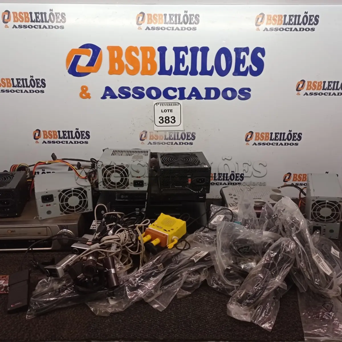 LOTE 383 - 01 LOTE COM APARELHOS DE SATÉLITE, FONTES PARA PC, DVD’S. (NO ESTADO) ATENÇÃO! FAZER A VISITAÇÃO ANTES DE ARREMATAR, NÃO SABEMOS SE FUNCIONA. LEILÃO NÃO TEM GARANTIA E NEM DEVOLUÇÃO, SUJEITO A POSSÍVEIS AVARIAS VISÍVEIS/OCULTAS E/OU AUSÊNCIA DE COMPONENTES.