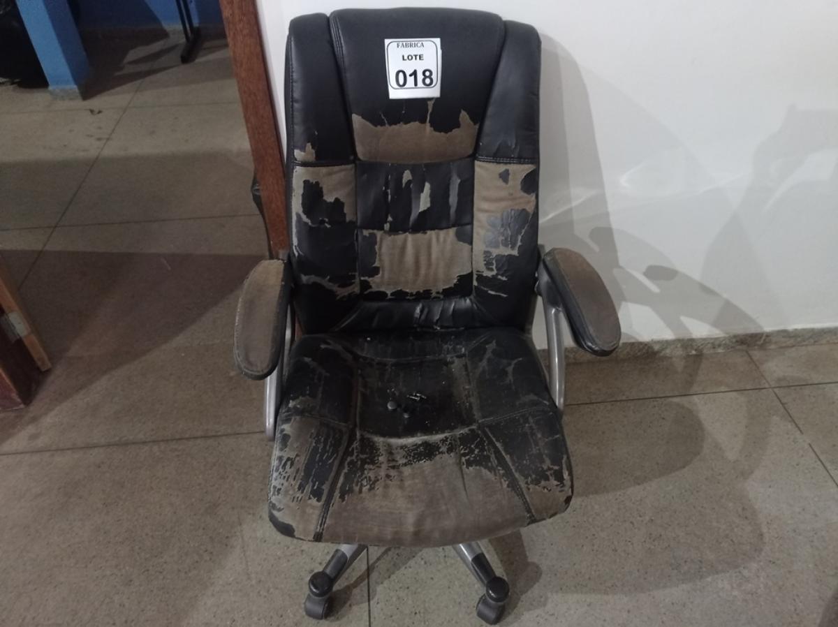 01 CADEIRA GIRATÓRIA PARA ESCRITÓRIO. (NO ESTADO) ATENÇÃO! FAZER A VISITAÇÃO ANTES DE ARREMATAR, NÃO SABEMOS SE FUNCIONA. LEILÃO NÃO TEM GARANTIA E NEM DEVOLUÇÃO, SUJEITO A POSSÍVEIS AVARIAS VISÍVEIS/OCULTAS E/OU AUSÊNCIA DE COMPONENTES.