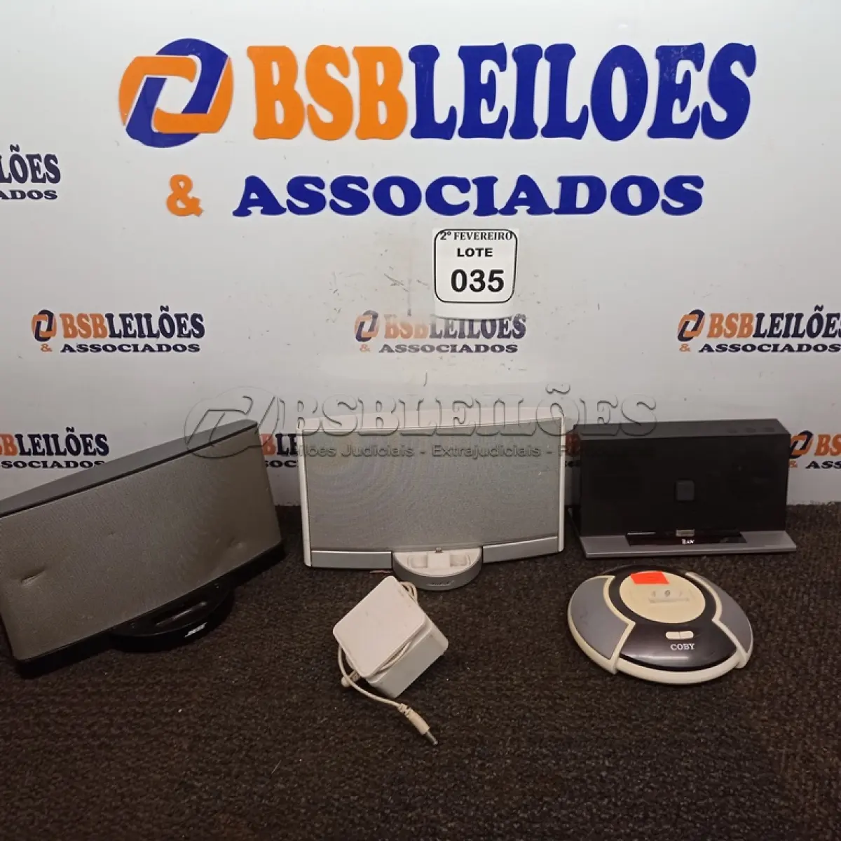LOTE 035 - 04 CAIXAS DE SOM BASE PORTÁTIL.  (NO ESTADO) ATENÇÃO! FAZER A VISITAÇÃO ANTES DE ARREMATAR, NÃO SABEMOS SE FUNCIONA. LEILÃO NÃO TEM GARANTIA E NEM DEVOLUÇÃO, SUJEITO A POSSÍVEIS AVARIAS VISÍVEIS/OCULTAS E/OU AUSÊNCIA DE COMPONENTES.