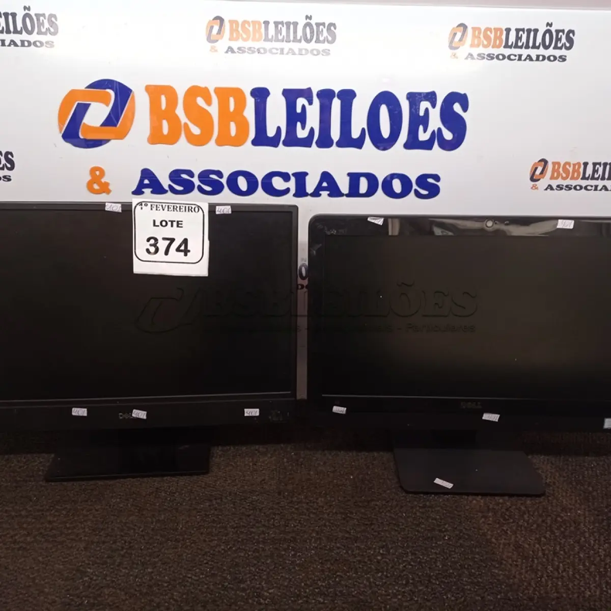 LOTE 374 - 02 MONITORES DELL. (NO ESTADO) ATENÇÃO! FAZER A VISITAÇÃO ANTES DE ARREMATAR, NÃO SABEMOS SE FUNCIONA. LEILÃO NÃO TEM GARANTIA E NEM DEVOLUÇÃO, SUJEITO A POSSÍVEIS AVARIAS VISÍVEIS/OCULTAS E/OU AUSÊNCIA DE COMPONENTES.