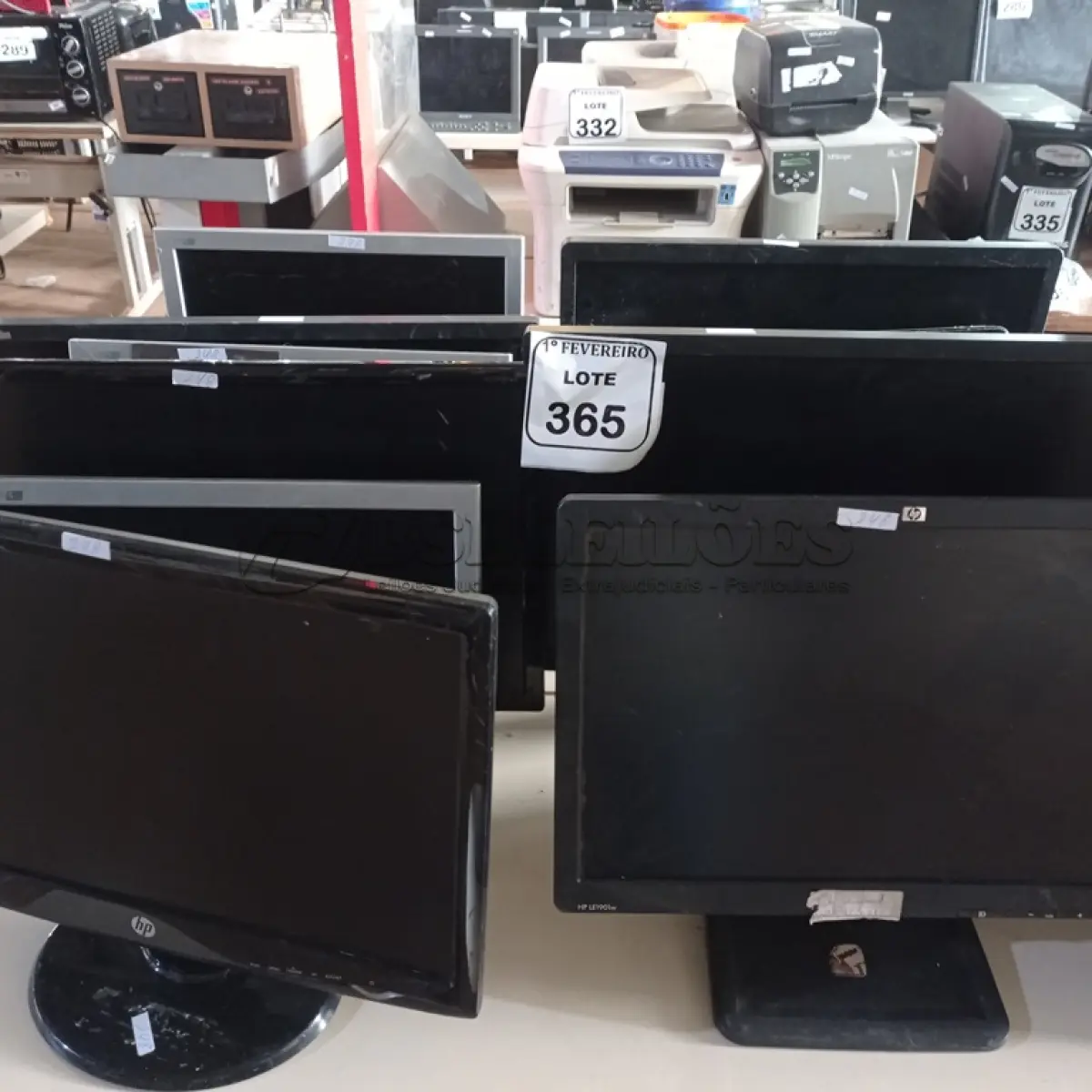 LOTE 365 - 10 MONITORES DIVERSOS. (NO ESTADO) ATENÇÃO! FAZER A VISITAÇÃO ANTES DE ARREMATAR, NÃO SABEMOS SE FUNCIONA. LEILÃO NÃO TEM GARANTIA E NEM DEVOLUÇÃO, SUJEITO A POSSÍVEIS AVARIAS VISÍVEIS/OCULTAS E/OU AUSÊNCIA DE COMPONENTES.