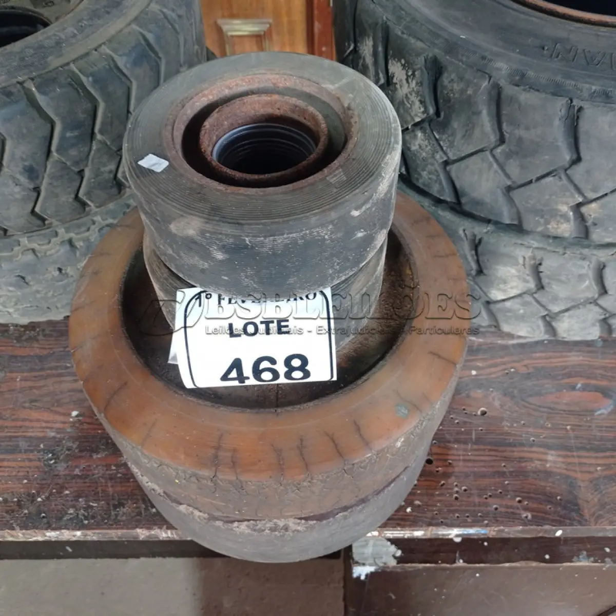 LOTE 468 - 03 RODAS PARA EMPILHADEIRA. (NO ESTADO) ATENÇÃO! FAZER A VISITAÇÃO ANTES DE ARREMATAR, NÃO SABEMOS SE FUNCIONA. LEILÃO NÃO TEM GARANTIA E NEM DEVOLUÇÃO, SUJEITO A POSSÍVEIS AVARIAS VISÍVEIS/OCULTAS E/OU AUSÊNCIA DE COMPONENTES.