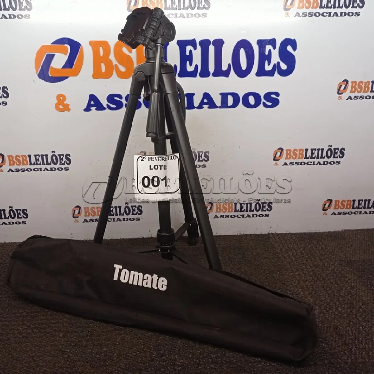 LOTE 001 - 01 TRIPÉ PARA CÂMERA TOMATE MTG-3016. (NO ESTADO) ATENÇÃO! FAZER A VISITAÇÃO ANTES DE ARREMATAR, NÃO SABEMOS SE FUNCIONA. LEILÃO NÃO TEM GARANTIA E NEM DEVOLUÇÃO, SUJEITO A POSSÍVEIS AVARIAS VISÍVEIS/OCULTAS E/OU AUSÊNCIA DE COMPONENTES.