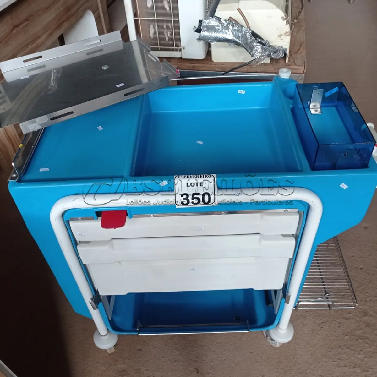 LOTE 350 - 01 CARRINHO DE EMERGÊNCIA. (NO ESTADO) ATENÇÃO! FAZER A VISITAÇÃO ANTES DE ARREMATAR, NÃO SABEMOS SE FUNCIONA. LEILÃO NÃO TEM GARANTIA E NEM DEVOLUÇÃO, SUJEITO A POSSÍVEIS AVARIAS VISÍVEIS/OCULTAS E/OU AUSÊNCIA DE COMPONENTES.