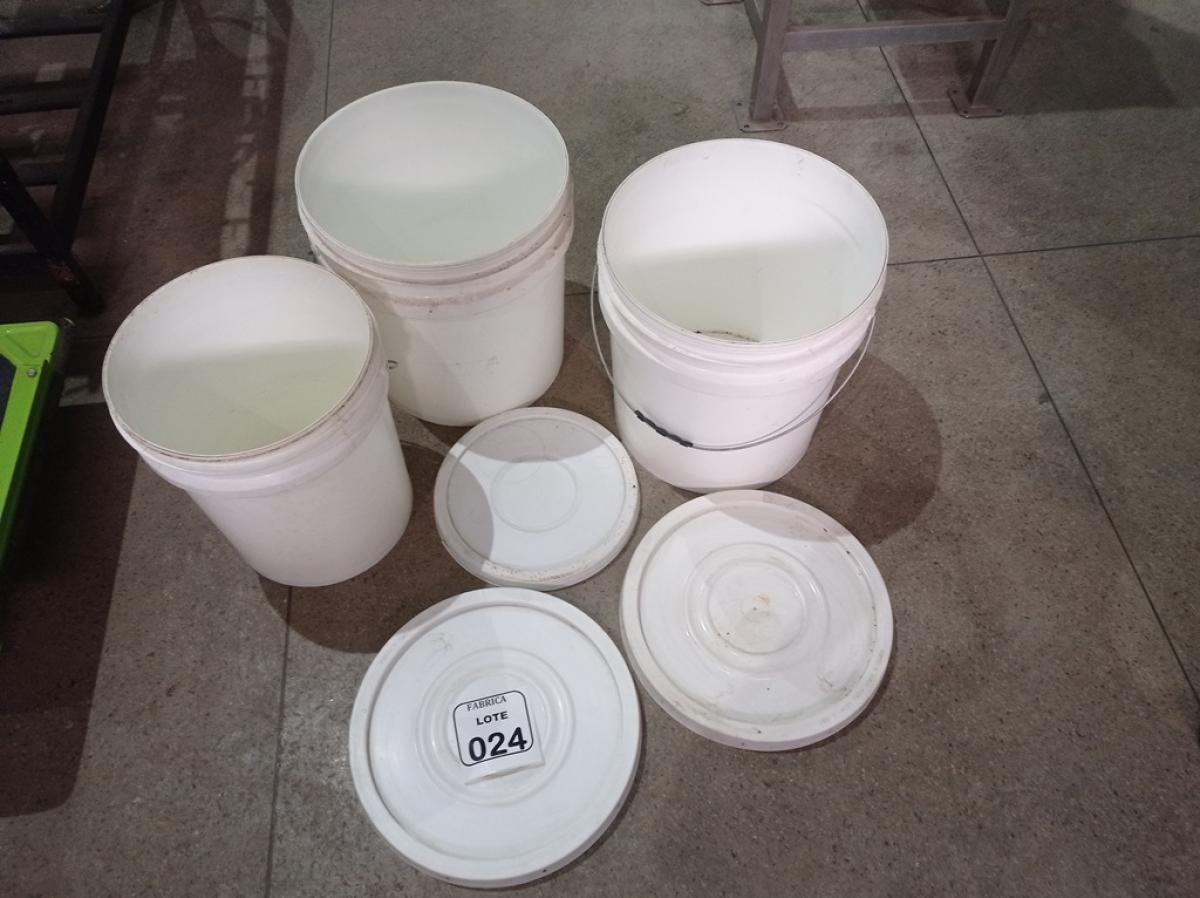 03 BALDES ALIMENTÍCIOS DE 18 E 30 L. (NO ESTADO) ATENÇÃO! FAZER A VISITAÇÃO ANTES DE ARREMATAR, NÃO SABEMOS SE FUNCIONA. LEILÃO NÃO TEM GARANTIA E NEM DEVOLUÇÃO, SUJEITO A POSSÍVEIS AVARIAS VISÍVEIS/OCULTAS E/OU AUSÊNCIA DE COMPONENTES.