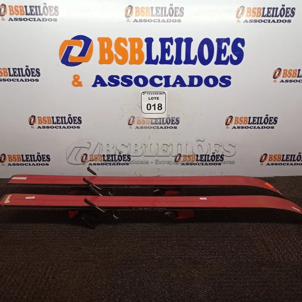 LOTE 018 - 01 PAR DE SKIS ROSSIGNOL. (NO ESTADO) ATENÇÃO! FAZER A VISITAÇÃO ANTES DE ARREMATAR, NÃO SABEMOS SE FUNCIONA. LEILÃO NÃO TEM GARANTIA E NEM DEVOLUÇÃO, SUJEITO A POSSÍVEIS AVARIAS VISÍVEIS/OCULTAS E/OU AUSÊNCIA DE COMPONENTES.