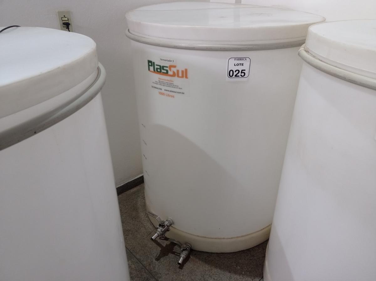 01 FERMENTADORA DE 1MIL LITROS PP PLASUL COM TORNEIRA DE INOX. (NO ESTADO) ATENÇÃO! FAZER A VISITAÇÃO ANTES DE ARREMATAR, NÃO SABEMOS SE FUNCIONA. LEILÃO NÃO TEM GARANTIA E NEM DEVOLUÇÃO, SUJEITO A POSSÍVEIS AVARIAS VISÍVEIS/OCULTAS E/OU AUSÊNCIA DE COMPONENTES.