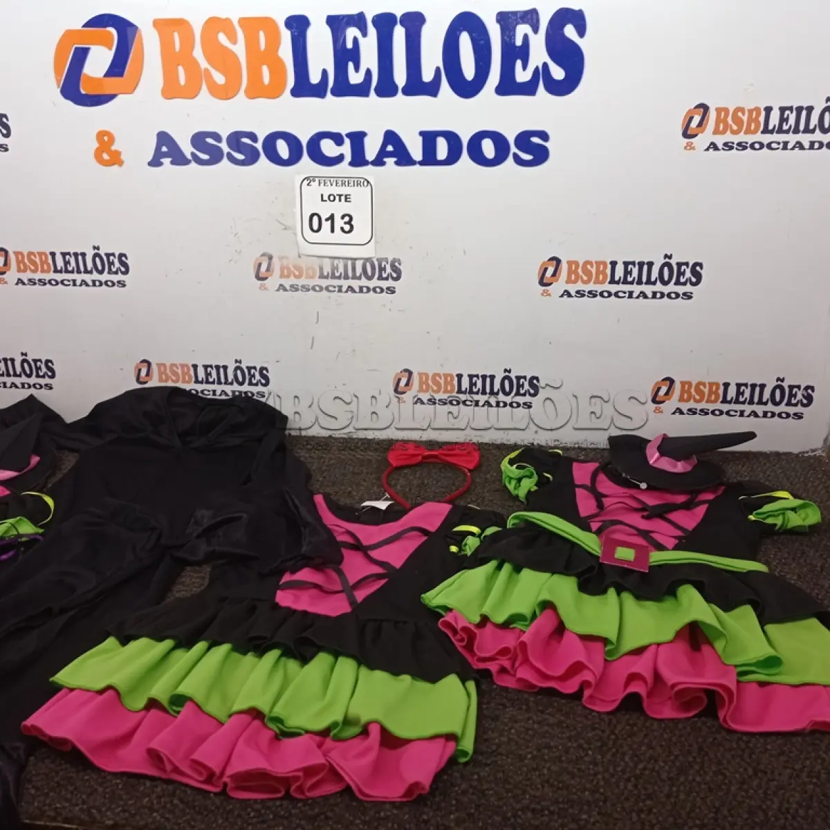 LOTE 013 - 03 VESTIDOS DE BRUXINHA, SENDO 02 COM ACESSÓRIOS COMPLETOS TAMANHO M E 01 FANTASIA MORTIÇA COM CAPA E LENÇO TAMANHO P. (NOVO) (NO ESTADO) ATENÇÃO! FAZER A VISITAÇÃO ANTES DE ARREMATAR, NÃO SABEMOS SE FUNCIONA. LEILÃO NÃO TEM GARANTIA E NEM DEVOLUÇÃO, SUJEITO A POSSÍVEIS AVARIAS VISÍVEIS/OCULTAS E/OU AUSÊNCIA DE COMPONENTES.