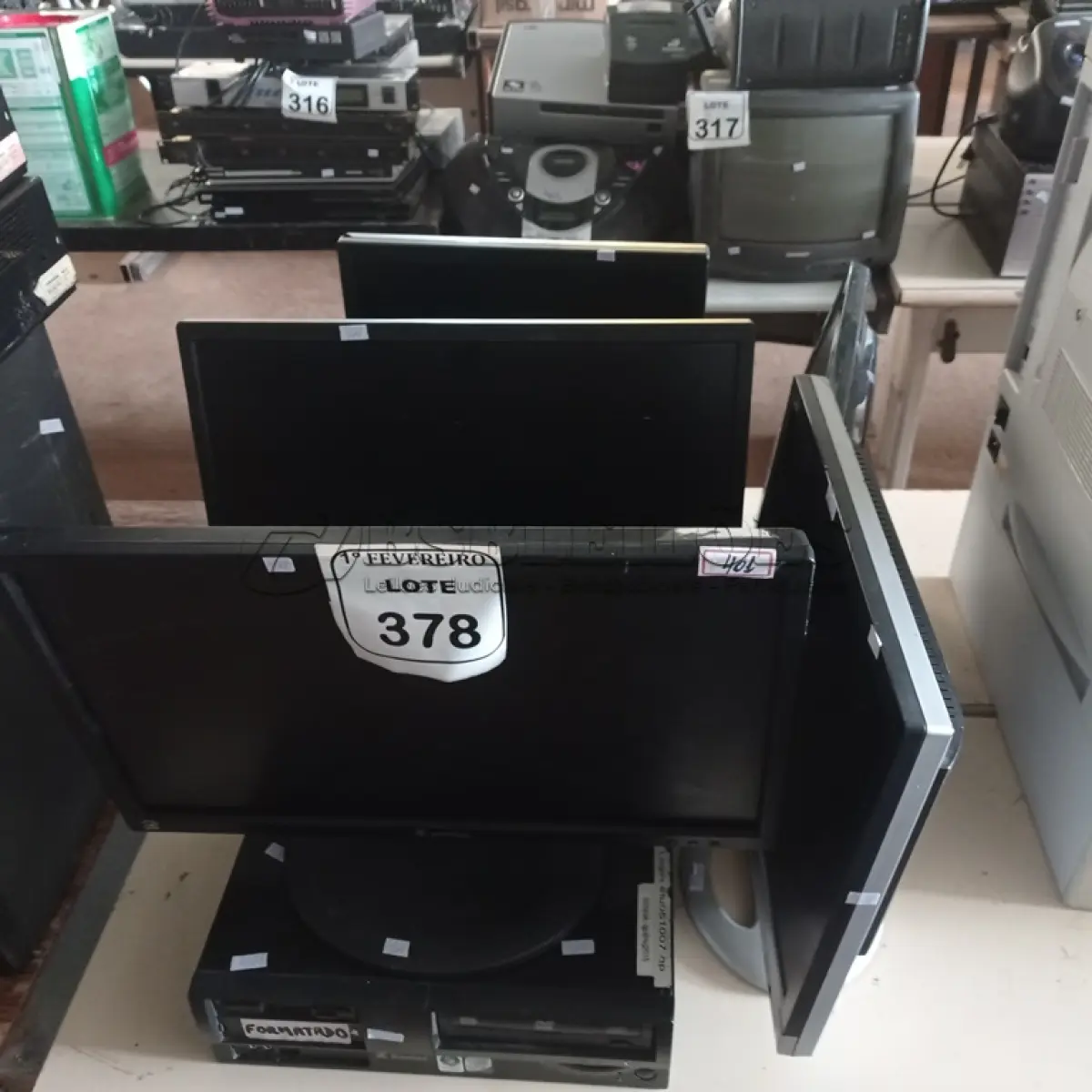 LOTE 378 - 06 MONITORES DIVERSOS. (NO ESTADO) ATENÇÃO! FAZER A VISITAÇÃO ANTES DE ARREMATAR, NÃO SABEMOS SE FUNCIONA. LEILÃO NÃO TEM GARANTIA E NEM DEVOLUÇÃO, SUJEITO A POSSÍVEIS AVARIAS VISÍVEIS/OCULTAS E/OU AUSÊNCIA DE COMPONENTES.