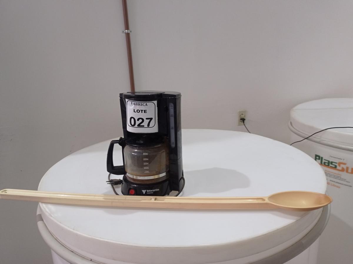 01 CAFETEIRA ELÉTRICA E 01 COLHER EM PVC. (NO ESTADO) ATENÇÃO! FAZER A VISITAÇÃO ANTES DE ARREMATAR, NÃO SABEMOS SE FUNCIONA. LEILÃO NÃO TEM GARANTIA E NEM DEVOLUÇÃO, SUJEITO A POSSÍVEIS AVARIAS VISÍVEIS/OCULTAS E/OU AUSÊNCIA DE COMPONENTES.