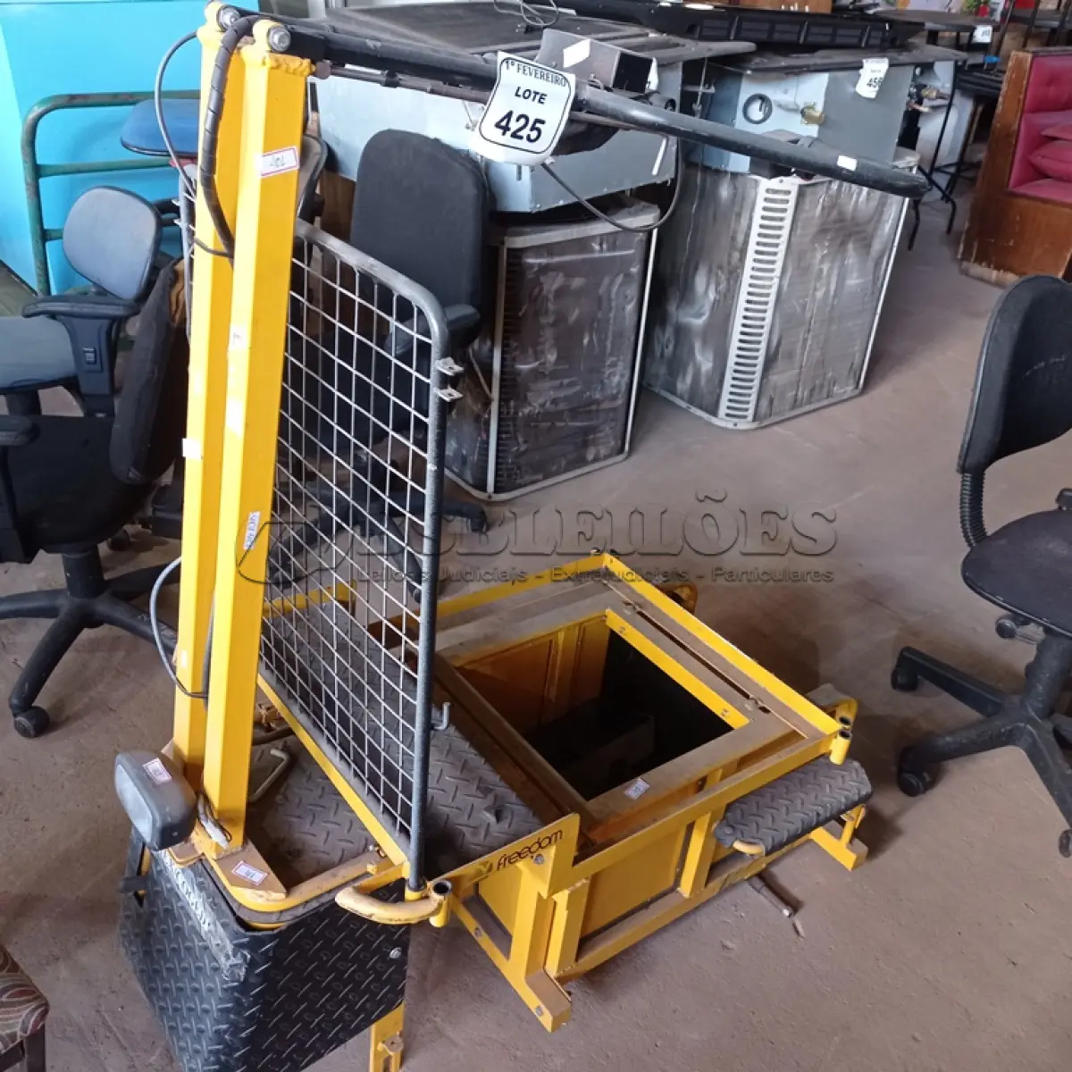 LOTE 425 - 01 CARRINHO PARA CARGA SEM RODAS E COM MOTOR (NO ESTADO) ATENÇÃO! FAZER A VISITAÇÃO ANTES DE ARREMATAR, NÃO SABEMOS SE FUNCIONA. LEILÃO NÃO TEM GARANTIA E NEM DEVOLUÇÃO, SUJEITO A POSSÍVEIS AVARIAS VISÍVEIS/OCULTAS E/OU AUSÊNCIA DE COMPONENTES.