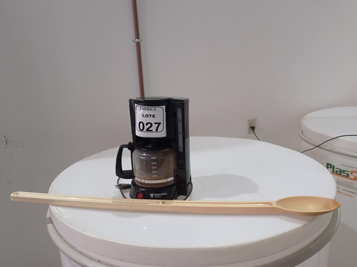 01 CAFETEIRA ELÉTRICA E 01 COLHER EM PVC. (NO ESTADO) ATENÇÃO! FAZER A VISITAÇÃO ANTES DE ARREMATAR, NÃO SABEMOS SE FUNCIONA. LEILÃO NÃO TEM GARANTIA E NEM DEVOLUÇÃO, SUJEITO A POSSÍVEIS AVARIAS VISÍVEIS/OCULTAS E/OU AUSÊNCIA DE COMPONENTES.