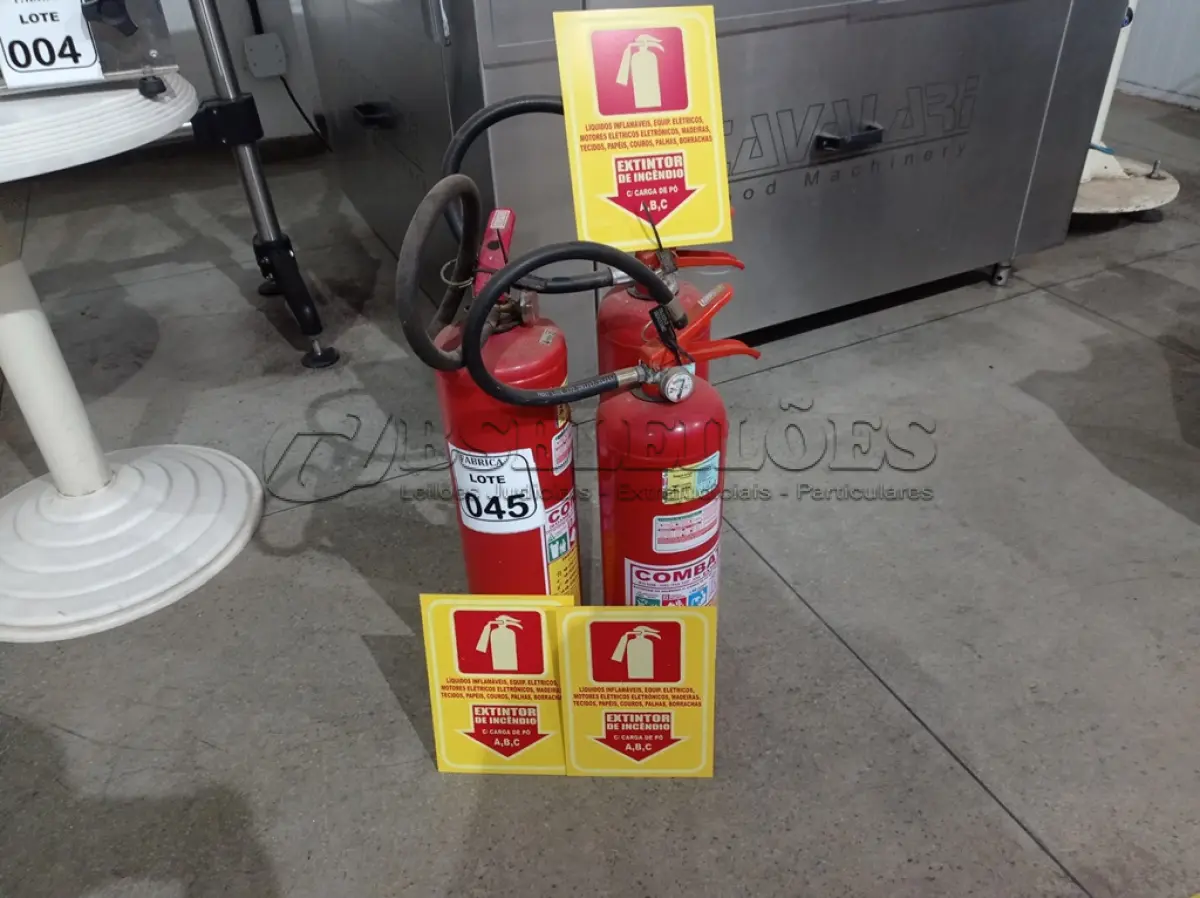 LOTE 045 - 03 EXTINTORES DE PÓ QUÍMICO. (NO ESTADO) ATENÇÃO! FAZER A VISITAÇÃO ANTES DE ARREMATAR, NÃO SABEMOS SE FUNCIONA. LEILÃO NÃO TEM GARANTIA E NEM DEVOLUÇÃO, SUJEITO A POSSÍVEIS AVARIAS VISÍVEIS/OCULTAS E/OU AUSÊNCIA DE COMPONENTES.