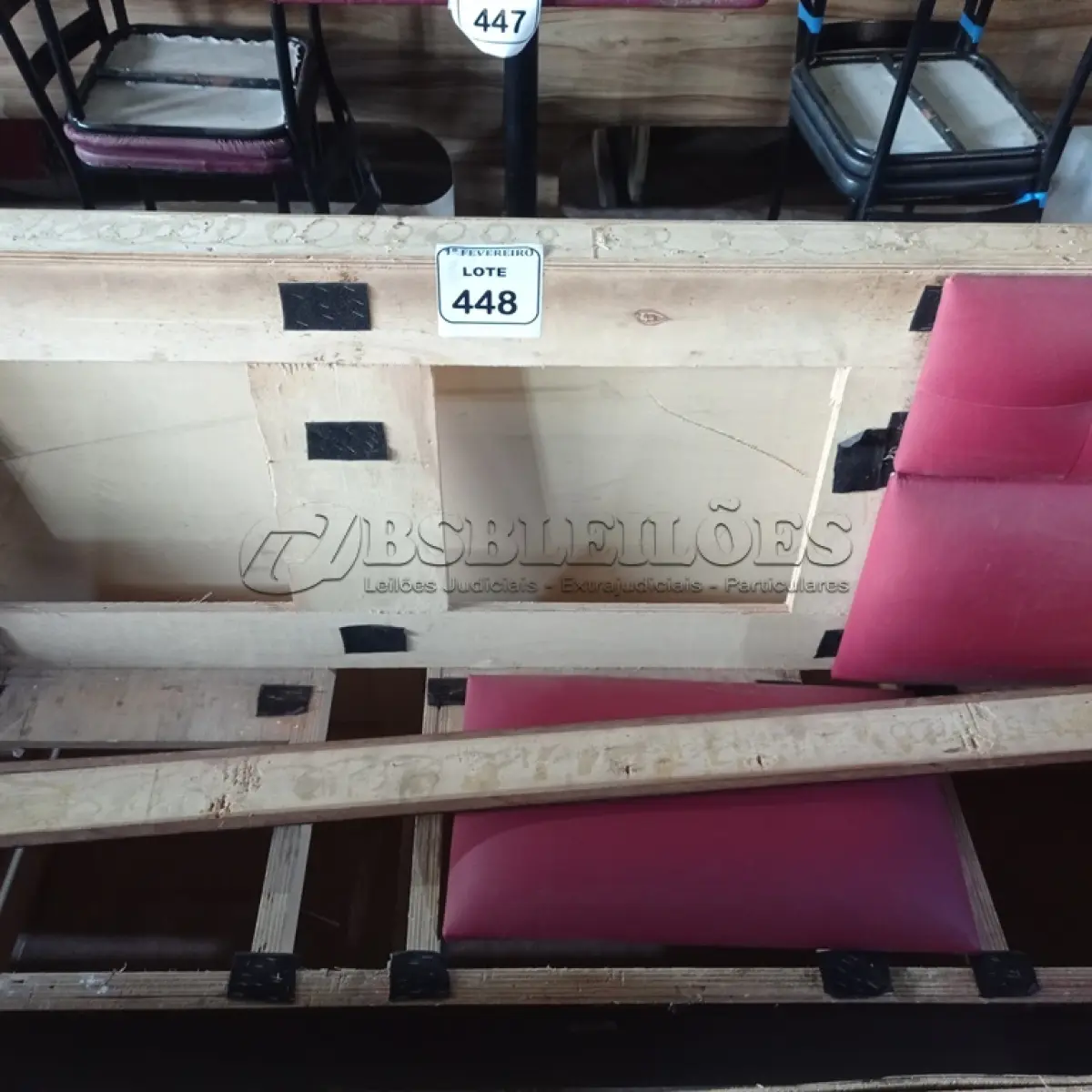 LOTE 448 - 01 SOFÁ PARA LANCHONETE 3 LUGARES. (NO ESTADO) ATENÇÃO! FAZER A VISITAÇÃO ANTES DE ARREMATAR, NÃO SABEMOS SE FUNCIONA. LEILÃO NÃO TEM GARANTIA E NEM DEVOLUÇÃO, SUJEITO A POSSÍVEIS AVARIAS VISÍVEIS/OCULTAS E/OU AUSÊNCIA DE COMPONENTES.
