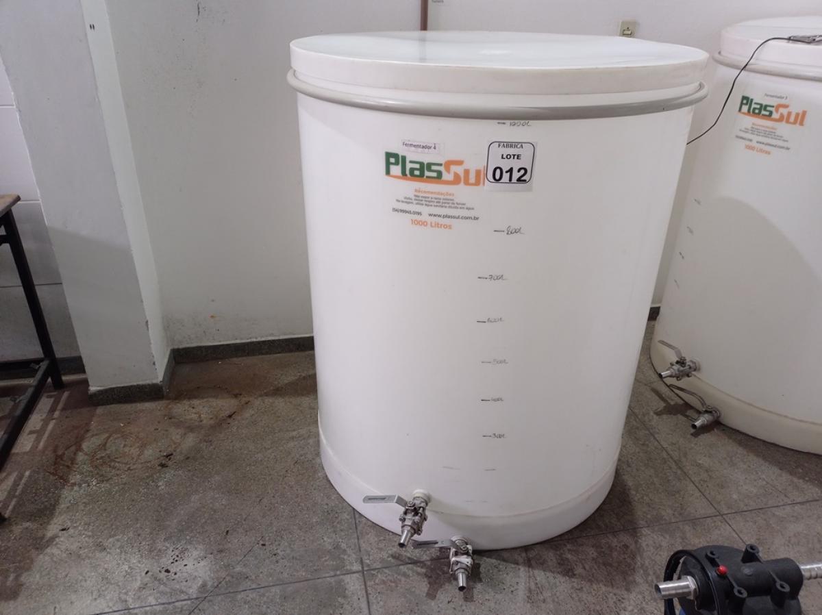 01 FERMENTADORA DE 1MIL LITROS PP PLASUL COM TORNEIRA DE INOX. (NO ESTADO) ATENÇÃO! FAZER A VISITAÇÃO ANTES DE ARREMATAR, NÃO SABEMOS SE FUNCIONA. LEILÃO NÃO TEM GARANTIA E NEM DEVOLUÇÃO, SUJEITO A POSSÍVEIS AVARIAS VISÍVEIS/OCULTAS E/OU AUSÊNCIA DE COMPONENTES.