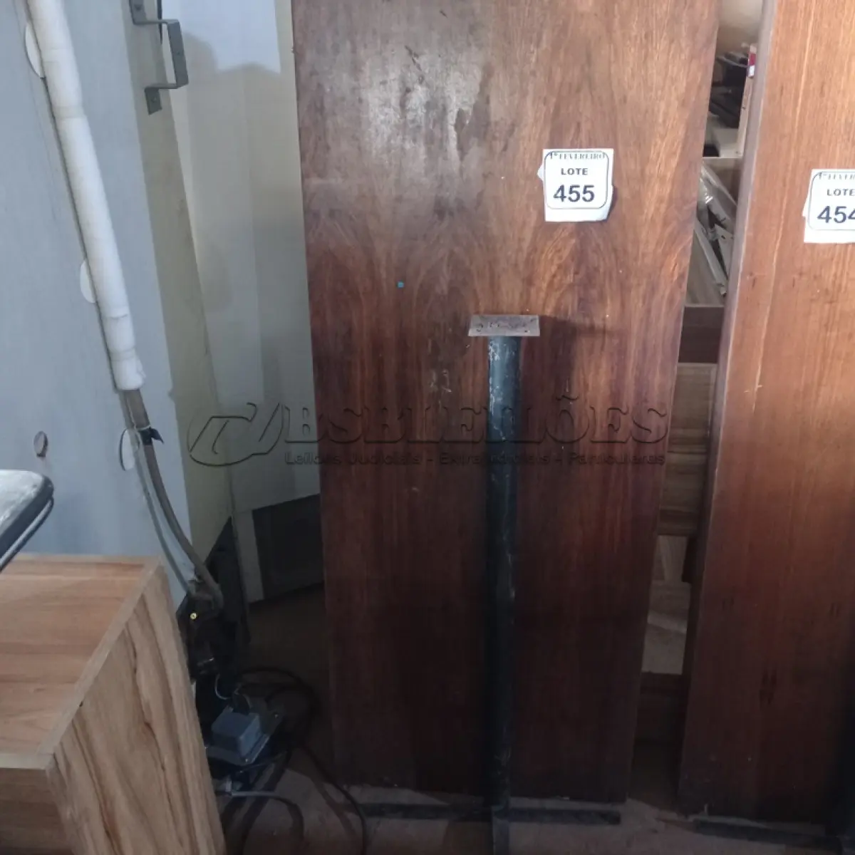 LOTE 455 - 01 MESA DE PAREDE EM MADEIRA PARA LANCHONETE. (NO ESTADO) ATENÇÃO! FAZER A VISITAÇÃO ANTES DE ARREMATAR, NÃO SABEMOS SE FUNCIONA. LEILÃO NÃO TEM GARANTIA E NEM DEVOLUÇÃO, SUJEITO A POSSÍVEIS AVARIAS VISÍVEIS/OCULTAS E/OU AUSÊNCIA DE COMPONENTES.