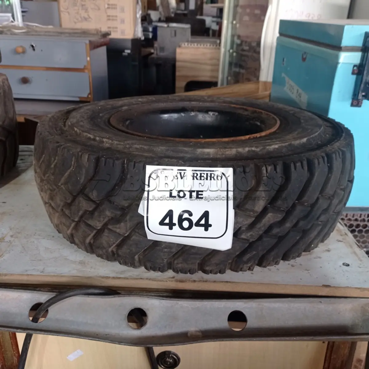 LOTE 464 - 01 RODA COM PNEU MACIÇO 6.50-10 PARA EMPILHADEIRA. (NO ESTADO) ATENÇÃO! FAZER A VISITAÇÃO ANTES DE ARREMATAR, NÃO SABEMOS SE FUNCIONA. LEILÃO NÃO TEM GARANTIA E NEM DEVOLUÇÃO, SUJEITO A POSSÍVEIS AVARIAS VISÍVEIS/OCULTAS E/OU AUSÊNCIA DE COMPONENTES.