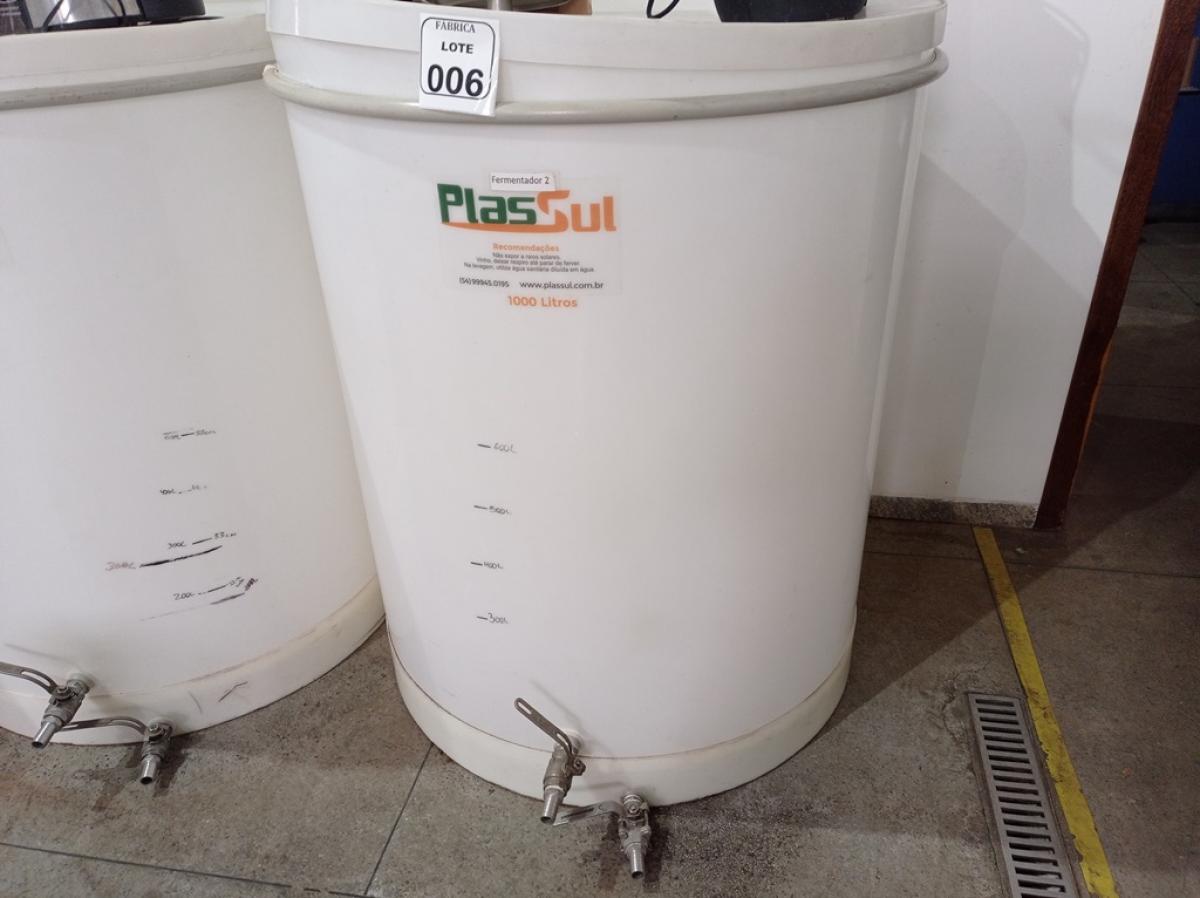 01 FERMENTADORA DE 1MIL LITROS PP PLASUL COM TORNEIRA DE INOX. (NO ESTADO) ATENÇÃO! FAZER A VISITAÇÃO ANTES DE ARREMATAR, NÃO SABEMOS SE FUNCIONA. LEILÃO NÃO TEM GARANTIA E NEM DEVOLUÇÃO, SUJEITO A POSSÍVEIS AVARIAS VISÍVEIS/OCULTAS E/OU AUSÊNCIA DE COMPONENTES.