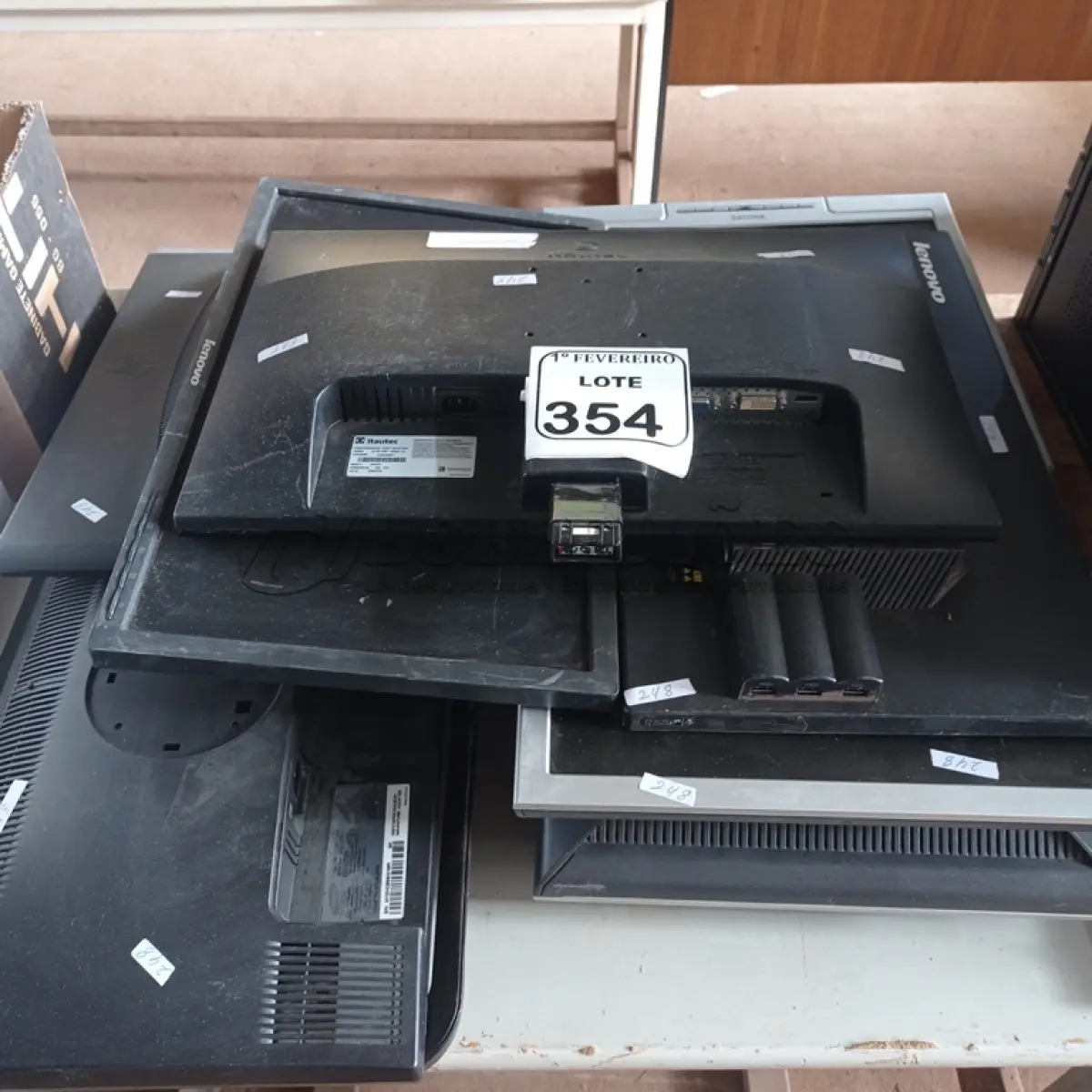 LOTE 354 - 01 LOTE COM MONITORES DIVERSOS PARA RETIRADA DE PEÇAS. (NO ESTADO) ATENÇÃO! FAZER A VISITAÇÃO ANTES DE ARREMATAR, NÃO SABEMOS SE FUNCIONA. LEILÃO NÃO TEM GARANTIA E NEM DEVOLUÇÃO, SUJEITO A POSSÍVEIS AVARIAS VISÍVEIS/OCULTAS E/OU AUSÊNCIA DE COMPONENTES.
