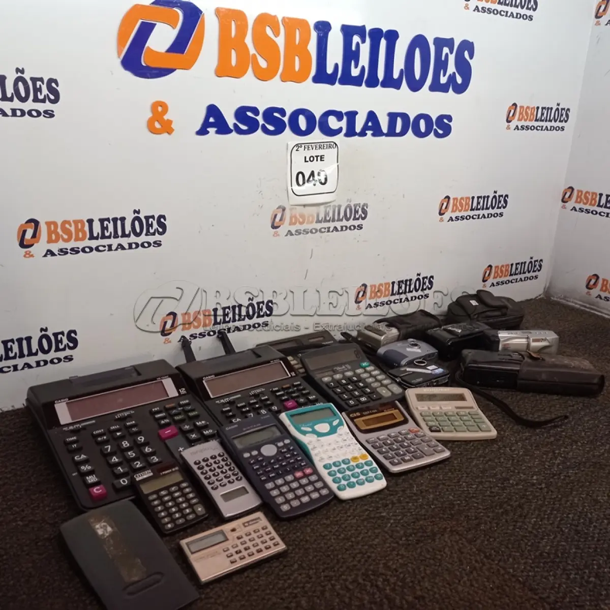 LOTE 040 - 11 CALCULADORAS DIVERSAS, 05 MAQUINAS FOTOGRÁFICAS ANALÓGICAS E 01 DIGITAL. (NO ESTADO) ATENÇÃO! FAZER A VISITAÇÃO ANTES DE ARREMATAR, NÃO SABEMOS SE FUNCIONA. LEILÃO NÃO TEM GARANTIA E NEM DEVOLUÇÃO, SUJEITO A POSSÍVEIS AVARIAS VISÍVEIS/OCULTAS E/OU AUSÊNCIA DE COMPONENTES.