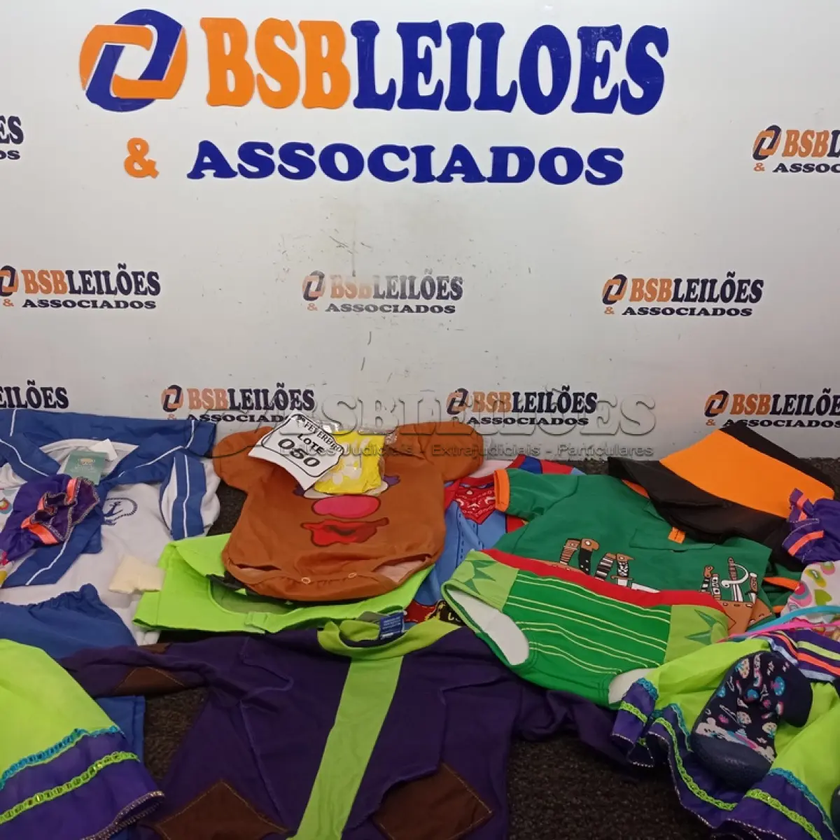 LOTE 050 - 01 LOTE COM FANTASIAS DIVERSAS E 01 MEIA SAPATILHA N 21/22. (NO ESTADO) ATENÇÃO! FAZER A VISITAÇÃO ANTES DE ARREMATAR, NÃO SABEMOS SE FUNCIONA. LEILÃO NÃO TEM GARANTIA E NEM DEVOLUÇÃO, SUJEITO A POSSÍVEIS AVARIAS VISÍVEIS/OCULTAS E/OU AUSÊNCIA DE COMPONENTES.