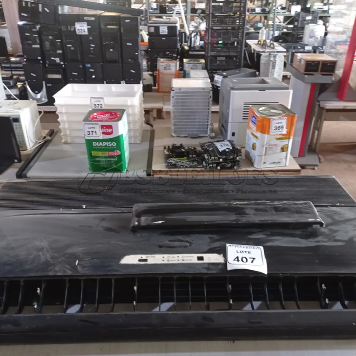 LOTE 407 - 01 EVAPORADORA DE TETO MÍDIA 35.000BTUS. (NO ESTADO) ATENÇÃO! FAZER A VISITAÇÃO ANTES DE ARREMATAR, NÃO SABEMOS SE FUNCIONA. LEILÃO NÃO TEM GARANTIA E NEM DEVOLUÇÃO, SUJEITO A POSSÍVEIS AVARIAS VISÍVEIS/OCULTAS E/OU AUSÊNCIA DE COMPONENTES.