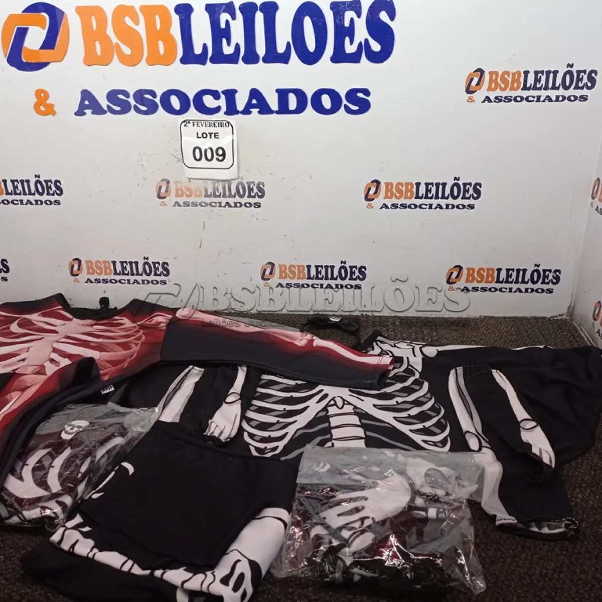 LOTE 009 - 01 LOTE COM 02 FANTASIAS DE CAVEIRA MASCULINA, 02 FEMININAS COM TIARA, 01 FOICE DE PLÁSTICO, 01 LENÇO, 02 LUVAS P E 01 TIARA AVULSA. (NOVO) (NO ESTADO) ATENÇÃO! FAZER A VISITAÇÃO ANTES DE ARREMATAR, NÃO SABEMOS SE FUNCIONA. LEILÃO NÃO TEM GARANTIA E NEM DEVOLUÇÃO, SUJEITO A POSSÍVEIS AVARIAS VISÍVEIS/OCULTAS E/OU AUSÊNCIA DE COMPONENTES.