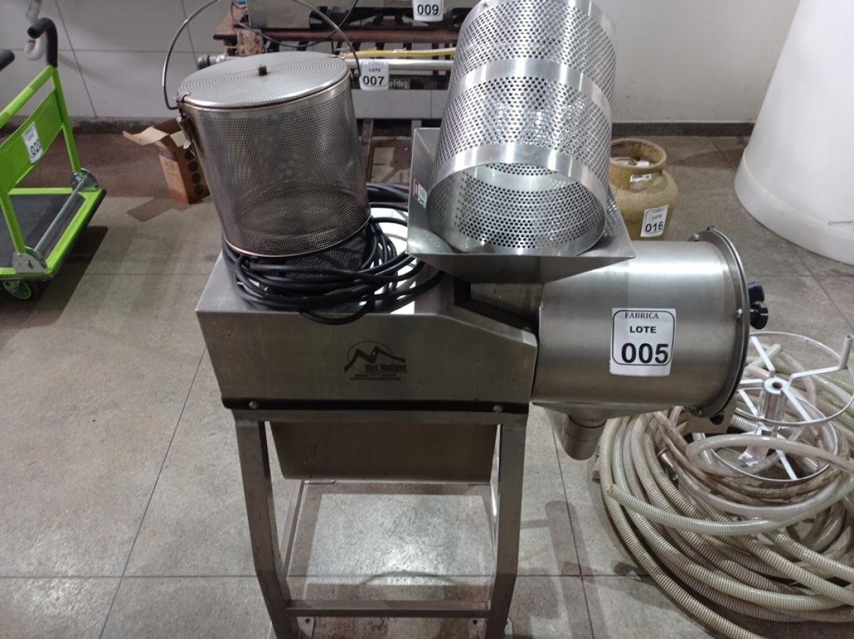 01 DESPOLPADEIRA DE FRUTAS INOX MODELO MDP_500 ,500KG/HORA 03 CAVALOS MAX MACHINE.  (NO ESTADO) ATENÇÃO! FAZER A VISITAÇÃO ANTES DE ARREMATAR, NÃO SABEMOS SE FUNCIONA. LEILÃO NÃO TEM GARANTIA E NEM DEVOLUÇÃO, SUJEITO A POSSÍVEIS AVARIAS VISÍVEIS/OCULTAS E/OU AUSÊNCIA DE COMPONENTES.