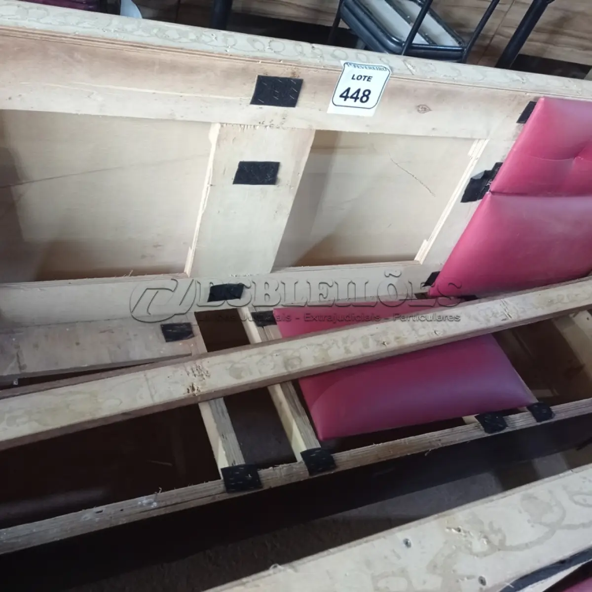 LOTE 448 - 01 SOFÁ PARA LANCHONETE 3 LUGARES. (NO ESTADO) ATENÇÃO! FAZER A VISITAÇÃO ANTES DE ARREMATAR, NÃO SABEMOS SE FUNCIONA. LEILÃO NÃO TEM GARANTIA E NEM DEVOLUÇÃO, SUJEITO A POSSÍVEIS AVARIAS VISÍVEIS/OCULTAS E/OU AUSÊNCIA DE COMPONENTES.
