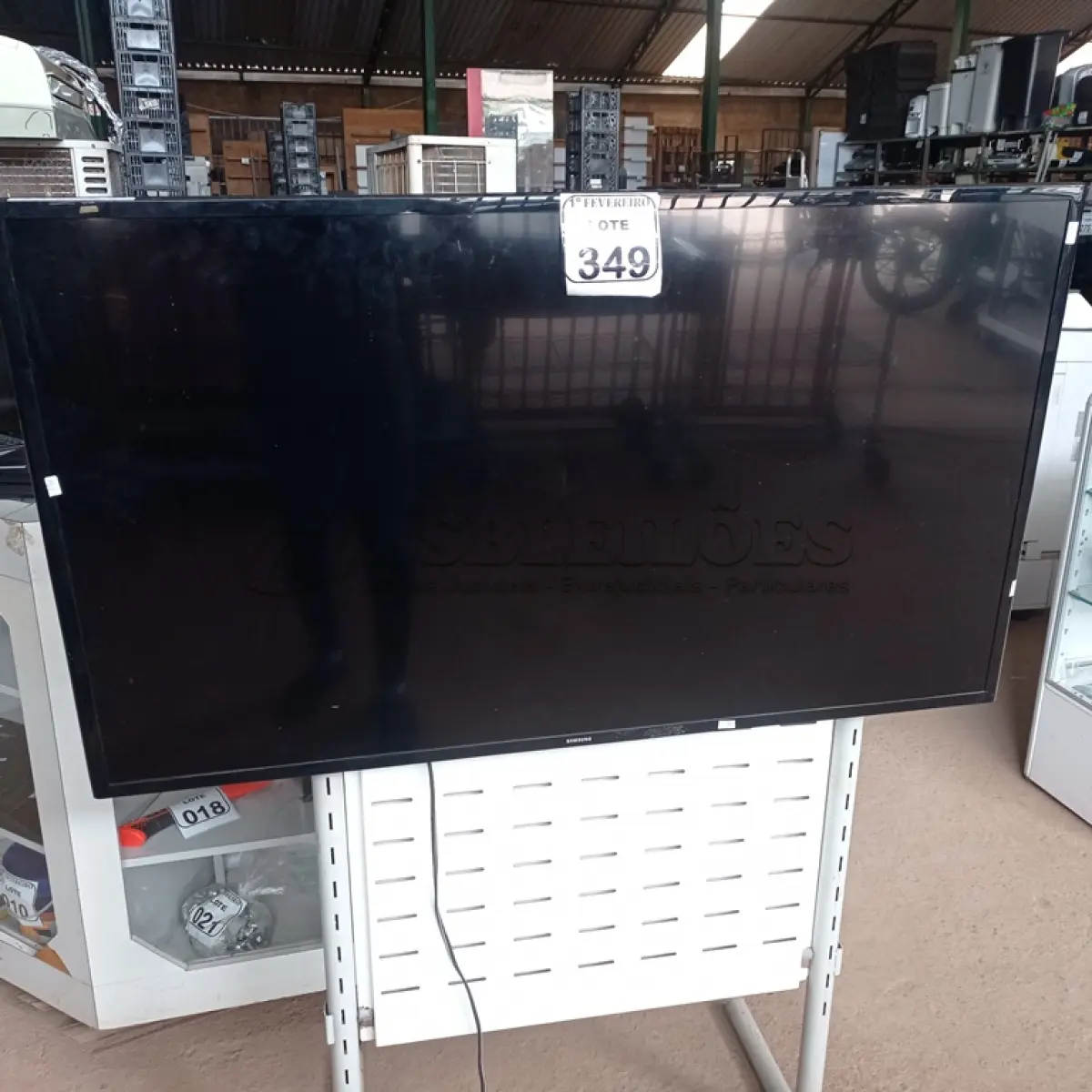 LOTE 349 - 01 TV SMART SAMSUNG 48” COM AVARIAS. (NO ESTADO) ATENÇÃO! FAZER A VISITAÇÃO ANTES DE ARREMATAR, NÃO SABEMOS SE FUNCIONA. LEILÃO NÃO TEM GARANTIA E NEM DEVOLUÇÃO, SUJEITO A POSSÍVEIS AVARIAS VISÍVEIS/OCULTAS E/OU AUSÊNCIA DE COMPONENTES.