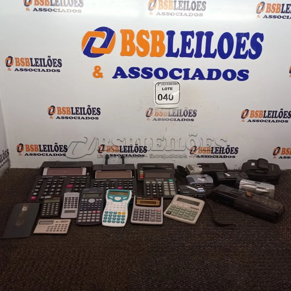 LOTE 040 - 11 CALCULADORAS DIVERSAS, 05 MAQUINAS FOTOGRÁFICAS ANALÓGICAS E 01 DIGITAL. (NO ESTADO) ATENÇÃO! FAZER A VISITAÇÃO ANTES DE ARREMATAR, NÃO SABEMOS SE FUNCIONA. LEILÃO NÃO TEM GARANTIA E NEM DEVOLUÇÃO, SUJEITO A POSSÍVEIS AVARIAS VISÍVEIS/OCULTAS E/OU AUSÊNCIA DE COMPONENTES.