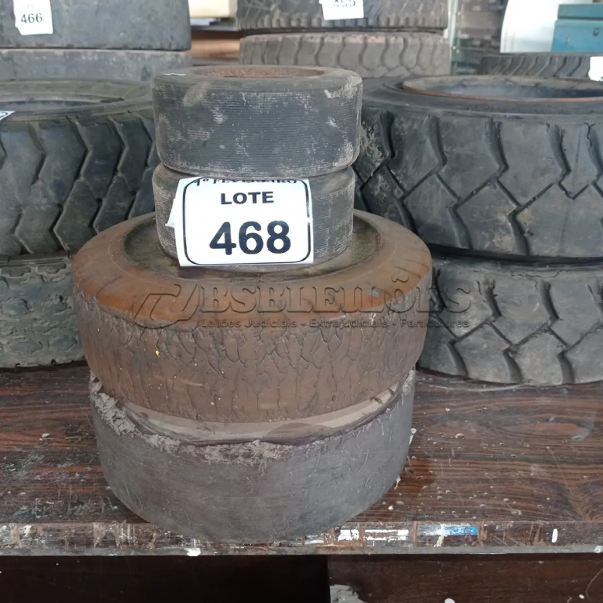 LOTE 468 - 03 RODAS PARA EMPILHADEIRA. (NO ESTADO) ATENÇÃO! FAZER A VISITAÇÃO ANTES DE ARREMATAR, NÃO SABEMOS SE FUNCIONA. LEILÃO NÃO TEM GARANTIA E NEM DEVOLUÇÃO, SUJEITO A POSSÍVEIS AVARIAS VISÍVEIS/OCULTAS E/OU AUSÊNCIA DE COMPONENTES.