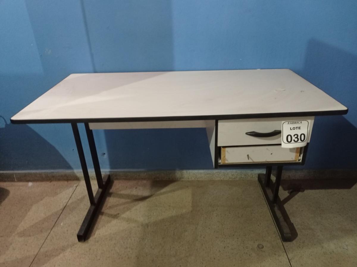 01 MESA PARA ESCRITÓRIO COM 02 GAVETAS. (NO ESTADO) ATENÇÃO! FAZER A VISITAÇÃO ANTES DE ARREMATAR, NÃO SABEMOS SE FUNCIONA. LEILÃO NÃO TEM GARANTIA E NEM DEVOLUÇÃO, SUJEITO A POSSÍVEIS AVARIAS VISÍVEIS/OCULTAS E/OU AUSÊNCIA DE COMPONENTES.