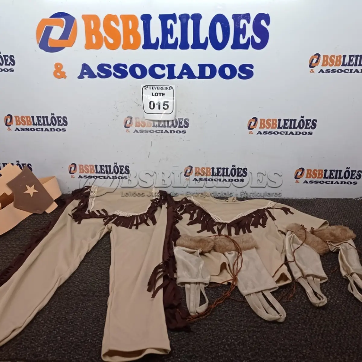 LOTE 015 - 01 CONJUNTO DE ÍNDIA COM CINTO E LUVAS TAMANHO ÚNICO(INFANTIL)(NOVO) (NO ESTADO) ATENÇÃO! FAZER A VISITAÇÃO ANTES DE ARREMATAR, NÃO SABEMOS SE FUNCIONA. LEILÃO NÃO TEM GARANTIA E NEM DEVOLUÇÃO, SUJEITO A POSSÍVEIS AVARIAS VISÍVEIS/OCULTAS E/OU AUSÊNCIA DE COMPONENTES.