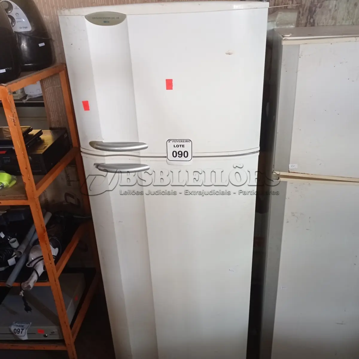 LOTE 090 - 01 GELADEIRA MARCA ELECTROLUX. (NO ESTADO) ATENÇÃO! FAZER A VISITAÇÃO ANTES DE ARREMATAR, NÃO SABEMOS SE FUNCIONA. LEILÃO NÃO TEM GARANTIA E NEM DEVOLUÇÃO, SUJEITO A POSSÍVEIS AVARIAS VISÍVEIS/OCULTAS E/OU AUSÊNCIA DE COMPONENTES.