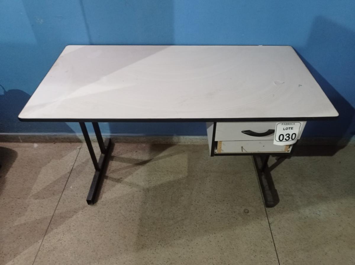 01 MESA PARA ESCRITÓRIO COM 02 GAVETAS. (NO ESTADO) ATENÇÃO! FAZER A VISITAÇÃO ANTES DE ARREMATAR, NÃO SABEMOS SE FUNCIONA. LEILÃO NÃO TEM GARANTIA E NEM DEVOLUÇÃO, SUJEITO A POSSÍVEIS AVARIAS VISÍVEIS/OCULTAS E/OU AUSÊNCIA DE COMPONENTES.