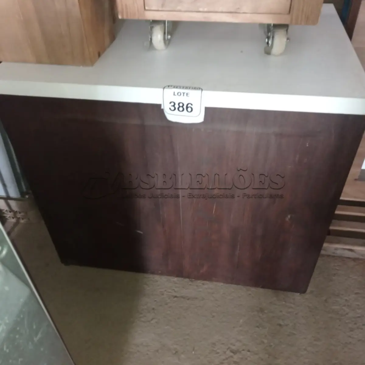 LOTE 386 - 01 BALCÃO EM MADEIRA NA COR MARROM E BRANCO. (NO ESTADO) ATENÇÃO! FAZER A VISITAÇÃO ANTES DE ARREMATAR, NÃO SABEMOS SE FUNCIONA. LEILÃO NÃO TEM GARANTIA E NEM DEVOLUÇÃO, SUJEITO A POSSÍVEIS AVARIAS VISÍVEIS/OCULTAS E/OU AUSÊNCIA DE COMPONENTES.