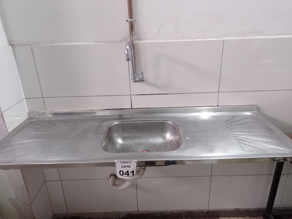01 PIA EM INOX 1,50CM X 0,53CM COM TORNEIRA. (NO ESTADO) ATENÇÃO! FAZER A VISITAÇÃO ANTES DE ARREMATAR, NÃO SABEMOS SE FUNCIONA. LEILÃO NÃO TEM GARANTIA E NEM DEVOLUÇÃO, SUJEITO A POSSÍVEIS AVARIAS VISÍVEIS/OCULTAS E/OU AUSÊNCIA DE COMPONENTES.