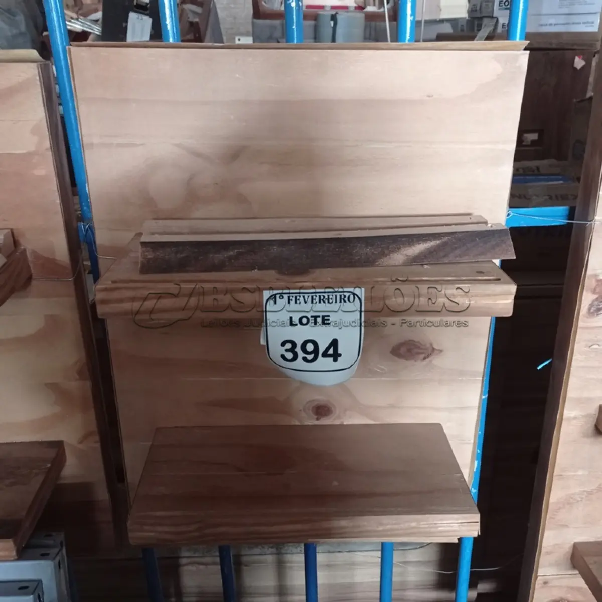 LOTE 394 - 01 PAINEL EM MADEIRA COM 2 PRATELEIRAS.  (NO ESTADO) ATENÇÃO! FAZER A VISITAÇÃO ANTES DE ARREMATAR, NÃO SABEMOS SE FUNCIONA. LEILÃO NÃO TEM GARANTIA E NEM DEVOLUÇÃO, SUJEITO A POSSÍVEIS AVARIAS VISÍVEIS/OCULTAS E/OU AUSÊNCIA DE COMPONENTES.