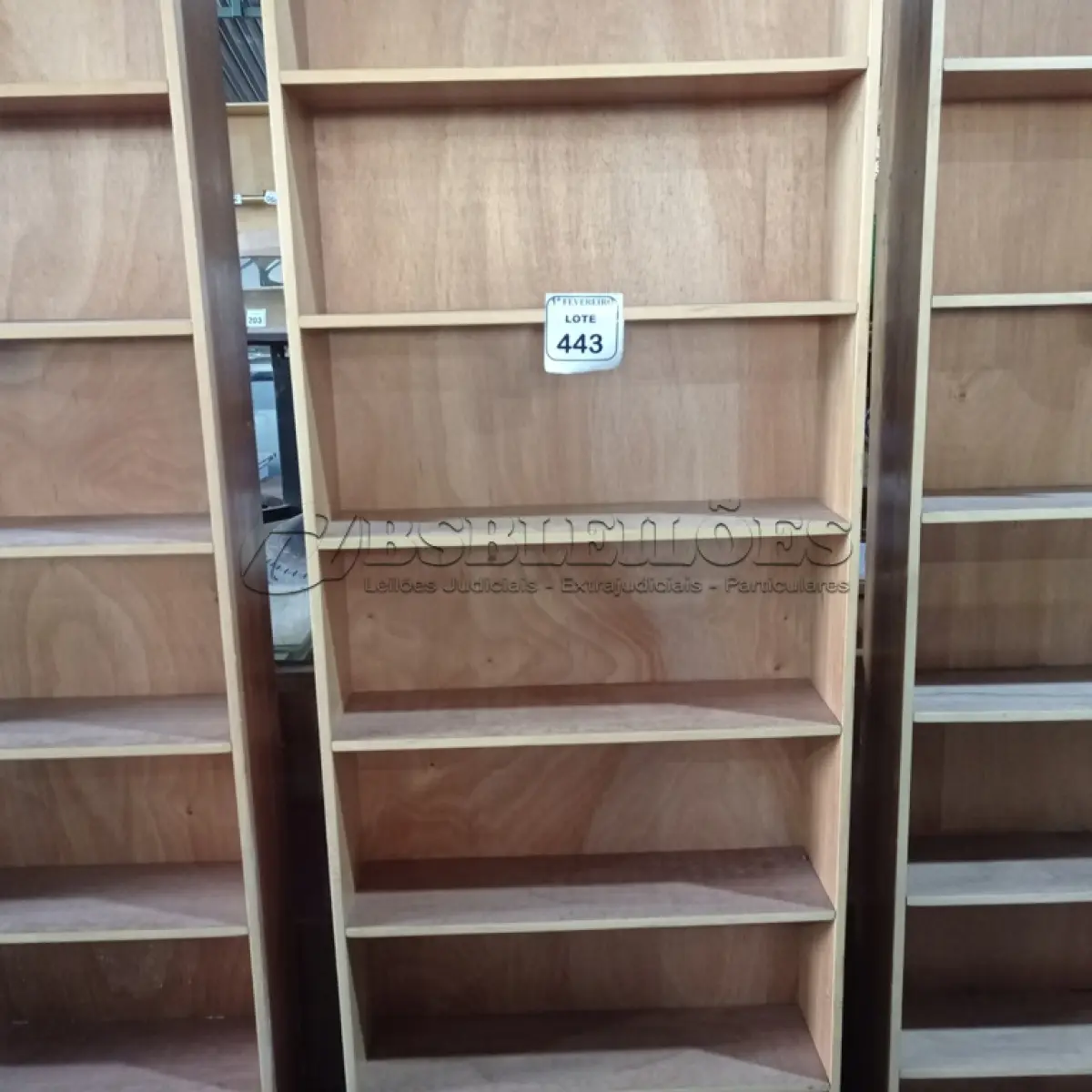 LOTE 443 - 01 PRATELEIRA EM MADEIRA PARA LIVROS. (NO ESTADO) ATENÇÃO! FAZER A VISITAÇÃO ANTES DE ARREMATAR, NÃO SABEMOS SE FUNCIONA. LEILÃO NÃO TEM GARANTIA E NEM DEVOLUÇÃO, SUJEITO A POSSÍVEIS AVARIAS VISÍVEIS/OCULTAS E/OU AUSÊNCIA DE COMPONENTES.