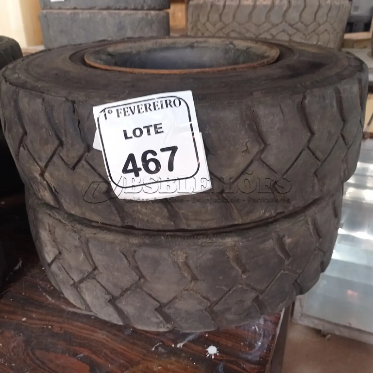 LOTE 467 - 02 RODAS COM PNEUS 6.50-10 MACIÇO PARA EMPILHADEIRA. (NO ESTADO) ATENÇÃO! FAZER A VISITAÇÃO ANTES DE ARREMATAR, NÃO SABEMOS SE FUNCIONA. LEILÃO NÃO TEM GARANTIA E NEM DEVOLUÇÃO, SUJEITO A POSSÍVEIS AVARIAS VISÍVEIS/OCULTAS E/OU AUSÊNCIA DE COMPONENTES.