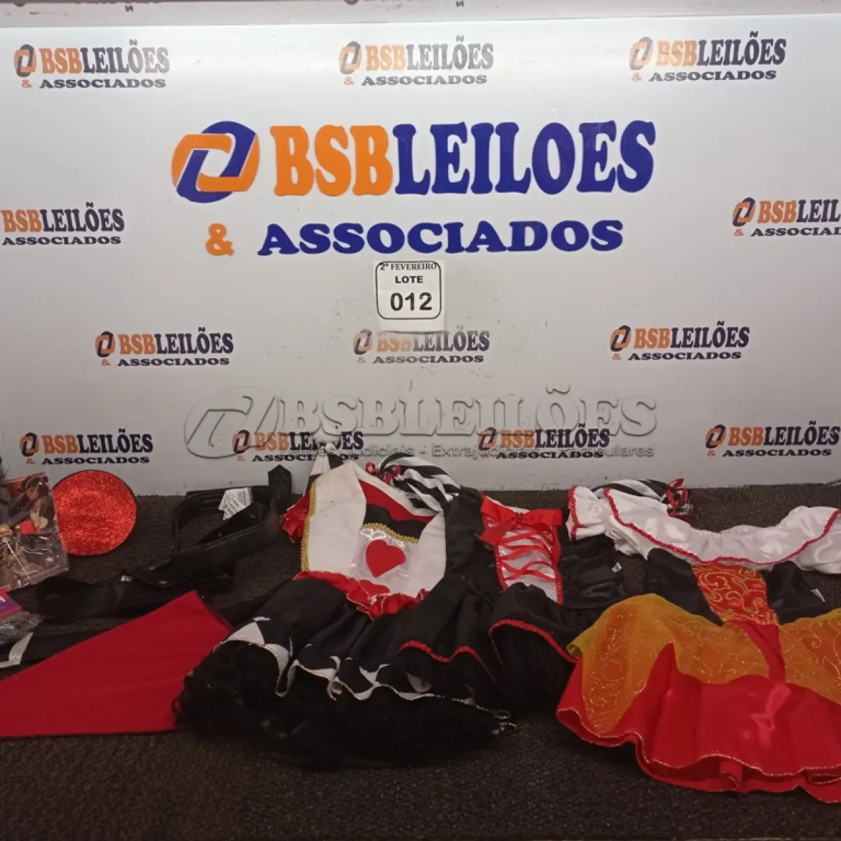 LOTE 012 - 03 VESTIDOS DE FANTASIA TAMANHO P E ACESSÓRIOS DIVERSOS. (NOVO) (NO ESTADO) ATENÇÃO! FAZER A VISITAÇÃO ANTES DE ARREMATAR, NÃO SABEMOS SE FUNCIONA. LEILÃO NÃO TEM GARANTIA E NEM DEVOLUÇÃO, SUJEITO A POSSÍVEIS AVARIAS VISÍVEIS/OCULTAS E/OU AUSÊNCIA DE COMPONENTES.
