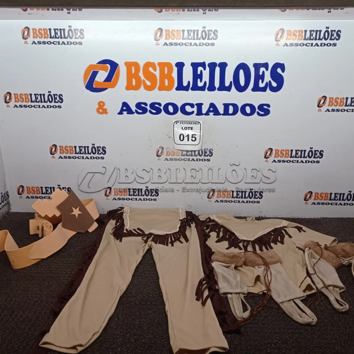 LOTE 015 - 01 CONJUNTO DE ÍNDIA COM CINTO E LUVAS TAMANHO ÚNICO(INFANTIL)(NOVO) (NO ESTADO) ATENÇÃO! FAZER A VISITAÇÃO ANTES DE ARREMATAR, NÃO SABEMOS SE FUNCIONA. LEILÃO NÃO TEM GARANTIA E NEM DEVOLUÇÃO, SUJEITO A POSSÍVEIS AVARIAS VISÍVEIS/OCULTAS E/OU AUSÊNCIA DE COMPONENTES.