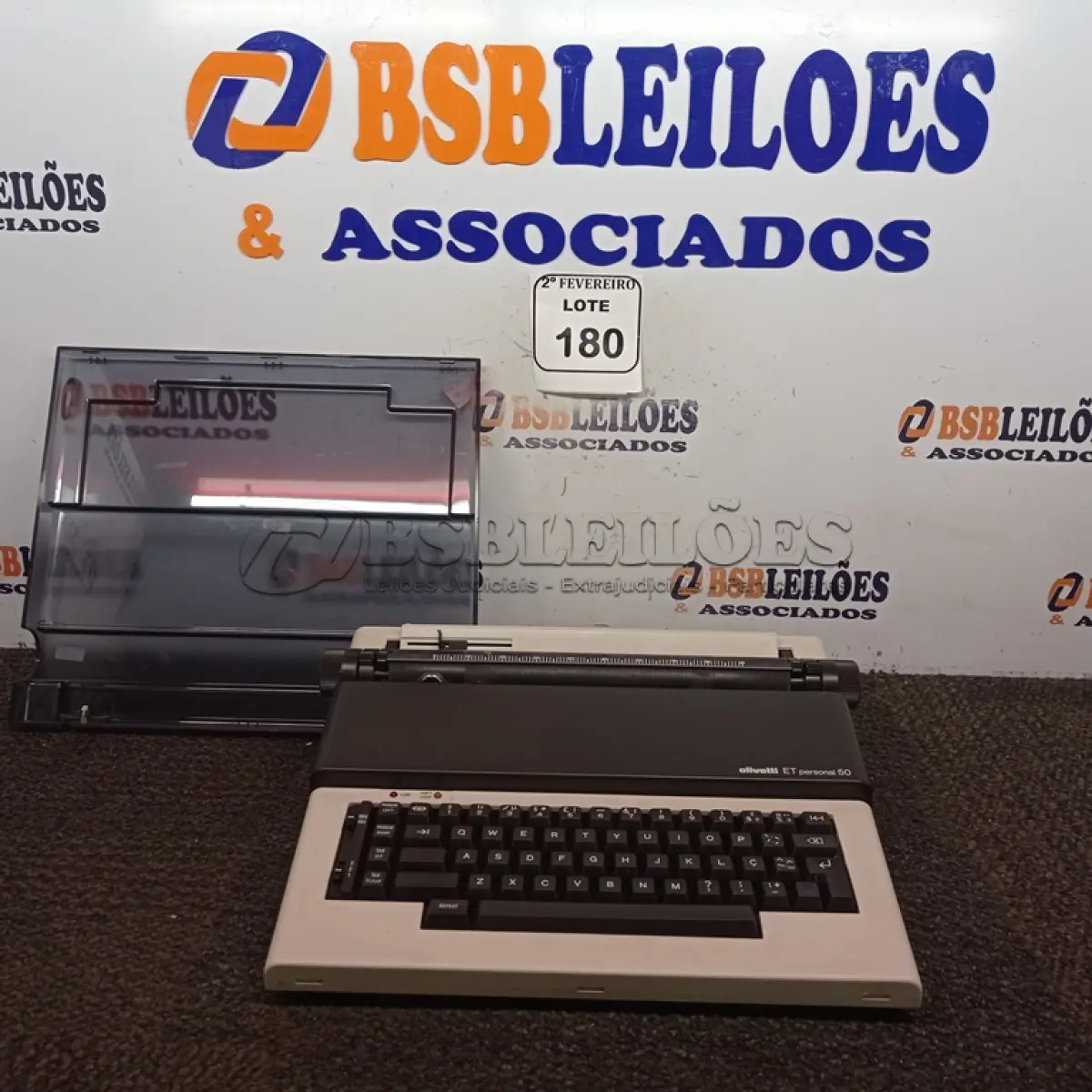 LOTE 180 - 01 MÁQUINA DE ESCREVER ELÉTRICA OLIVETTE ET PERSONAL 50. (NO ESTADO) ATENÇÃO! FAZER A VISITAÇÃO ANTES DE ARREMATAR, NÃO SABEMOS SE FUNCIONA. LEILÃO NÃO TEM GARANTIA E NEM DEVOLUÇÃO, SUJEITO A POSSÍVEIS AVARIAS VISÍVEIS/OCULTAS E/OU AUSÊNCIA DE COMPONENTES.