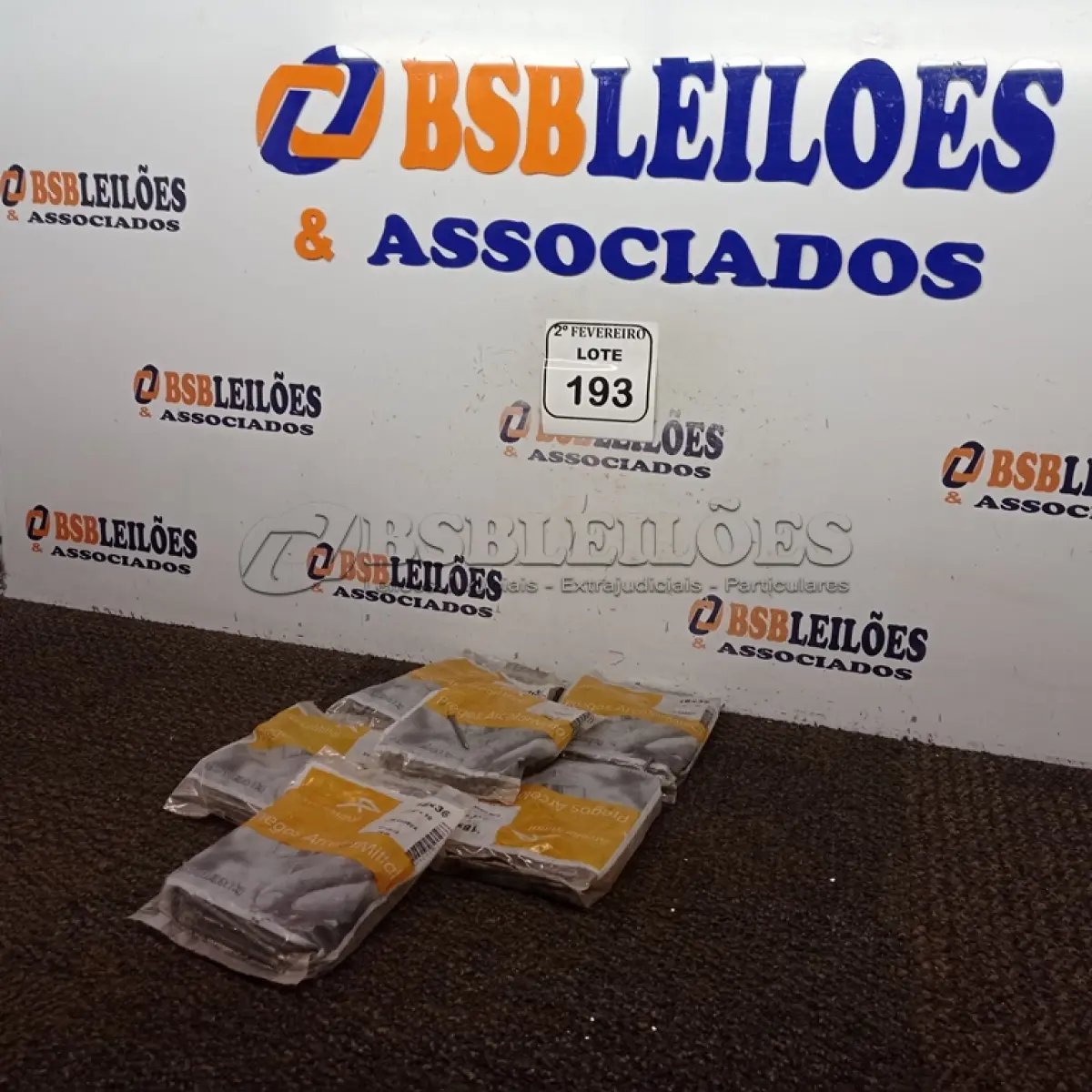 LOTE 193 - 06 KG DE PREGOS MARCA ARCELORMITTA 18X36. (NOVO) (NO ESTADO) ATENÇÃO! FAZER A VISITAÇÃO ANTES DE ARREMATAR, NÃO SABEMOS SE FUNCIONA. LEILÃO NÃO TEM GARANTIA E NEM DEVOLUÇÃO, SUJEITO A POSSÍVEIS AVARIAS VISÍVEIS/OCULTAS E/OU AUSÊNCIA DE COMPONENTES.