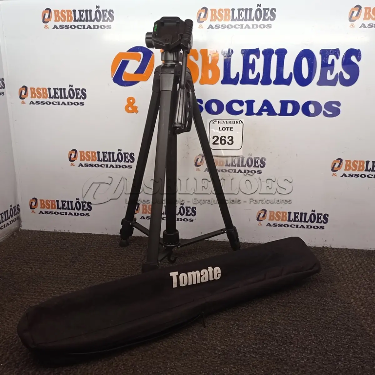 LOTE 263 - 01 TRIPÉ P/CÂMERA FOTOGRÁFICA MARCA TOMATE MODELO MTG-3016. (NO ESTADO) ATENÇÃO! FAZER A VISITAÇÃO ANTES DE ARREMATAR, NÃO SABEMOS SE FUNCIONA. LEILÃO NÃO TEM GARANTIA E NEM DEVOLUÇÃO, SUJEITO A POSSÍVEIS AVARIAS VISÍVEIS/OCULTAS E/OU AUSÊNCIA DE COMPONENTES.