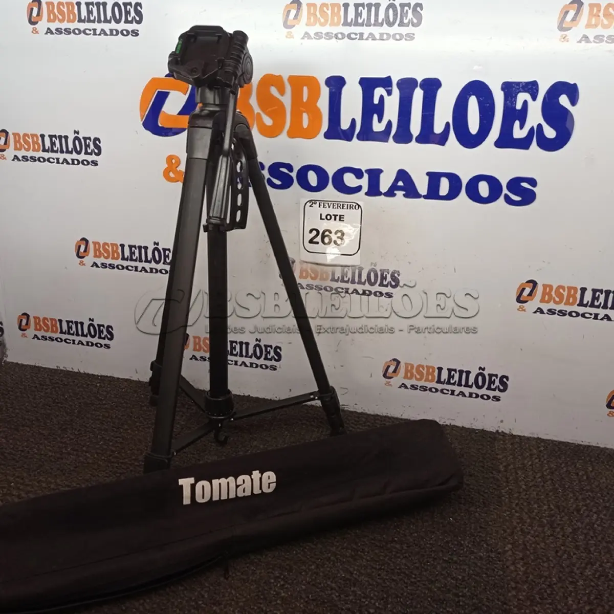 LOTE 263 - 01 TRIPÉ P/CÂMERA FOTOGRÁFICA MARCA TOMATE MODELO MTG-3016. (NO ESTADO) ATENÇÃO! FAZER A VISITAÇÃO ANTES DE ARREMATAR, NÃO SABEMOS SE FUNCIONA. LEILÃO NÃO TEM GARANTIA E NEM DEVOLUÇÃO, SUJEITO A POSSÍVEIS AVARIAS VISÍVEIS/OCULTAS E/OU AUSÊNCIA DE COMPONENTES.