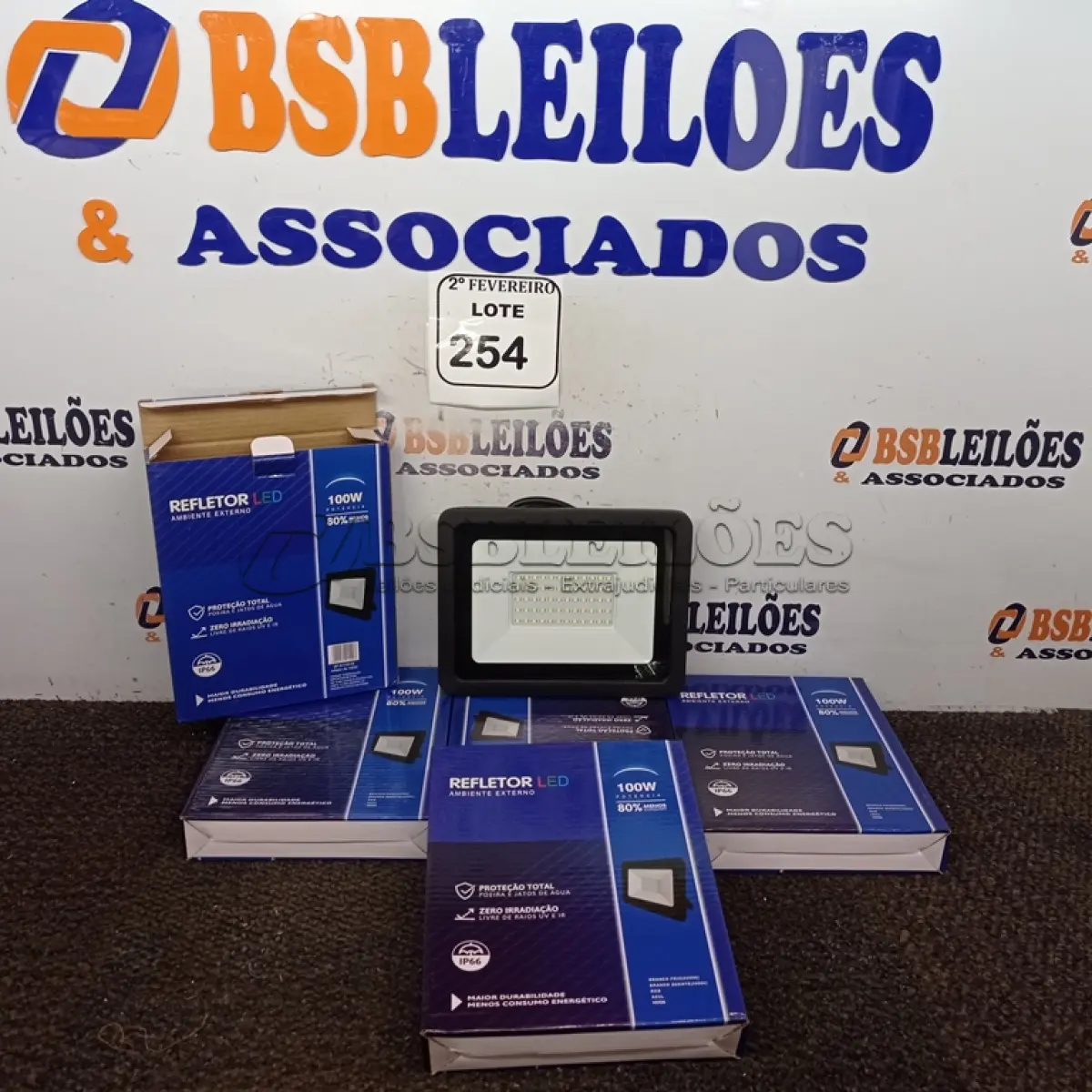 LOTE 254 - 05 REFLETORES DE LED AMBIENTE EXTERNO 100W CADA(NOVO). (NO ESTADO) ATENÇÃO! FAZER A VISITAÇÃO ANTES DE ARREMATAR, NÃO SABEMOS SE FUNCIONA. LEILÃO NÃO TEM GARANTIA E NEM DEVOLUÇÃO, SUJEITO A POSSÍVEIS AVARIAS VISÍVEIS/OCULTAS E/OU AUSÊNCIA DE COMPONENTES.