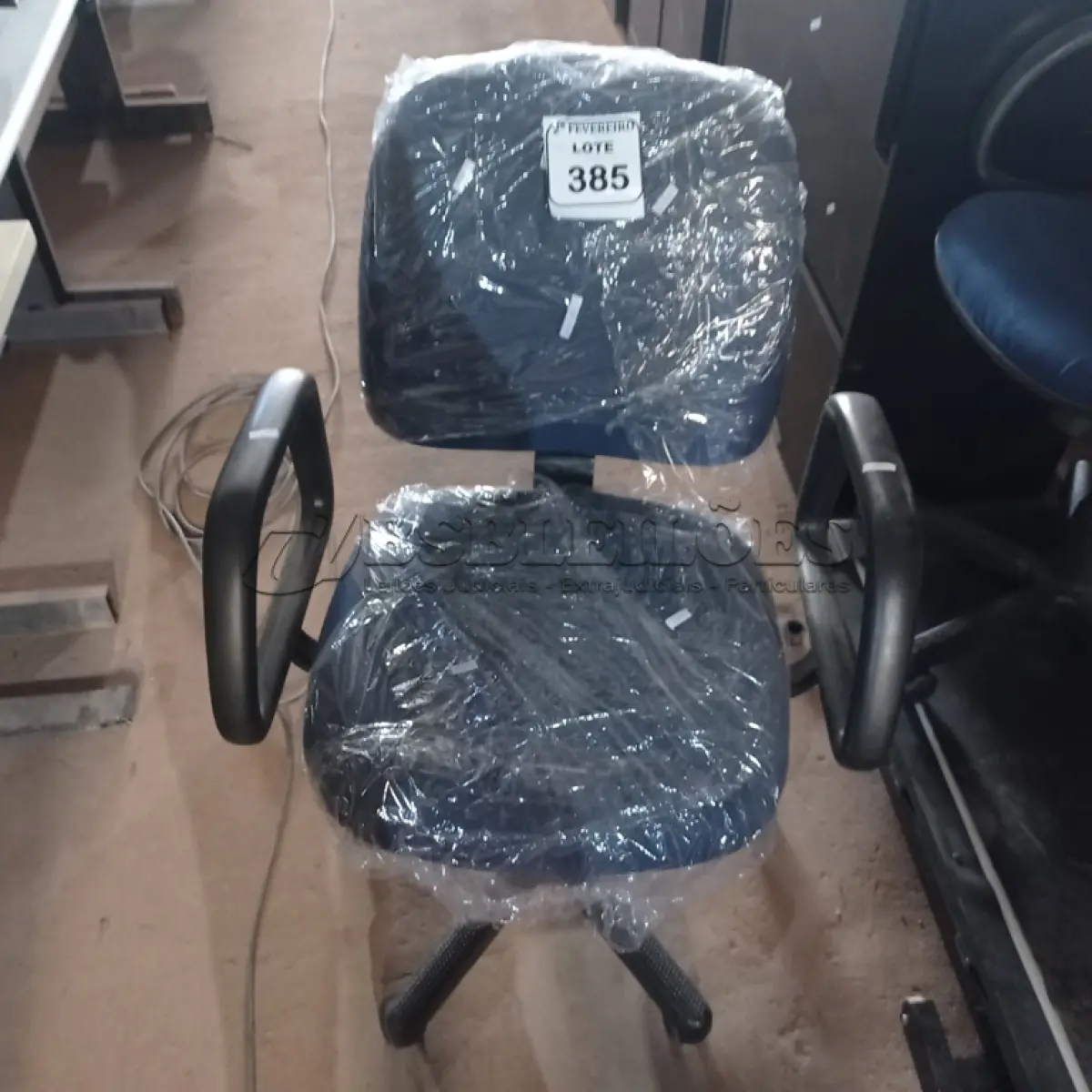 LOTE 385 -  01 CADEIRA GIRATÓRIA PARA ESCRITÓRIO. (NO ESTADO) ATENÇÃO! FAZER A VISITAÇÃO ANTES DE ARREMATAR, NÃO SABEMOS SE FUNCIONA. LEILÃO NÃO TEM GARANTIA E NEM DEVOLUÇÃO, SUJEITO A POSSÍVEIS AVARIAS VISÍVEIS/OCULTAS E/OU AUSÊNCIA DE COMPONENTES.