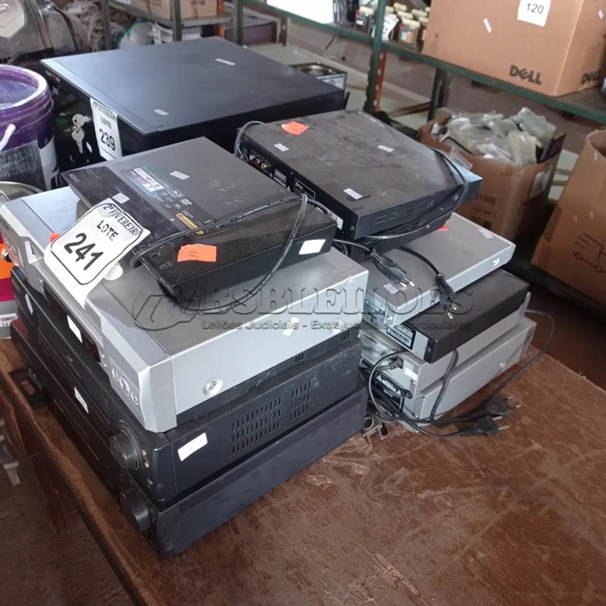 LOTE 241 - 01 LOTE COM APARELHOS VHS E DVD’S DIVERSOS.  (NO ESTADO) ATENÇÃO! FAZER A VISITAÇÃO ANTES DE ARREMATAR, NÃO SABEMOS SE FUNCIONA. LEILÃO NÃO TEM GARANTIA E NEM DEVOLUÇÃO, SUJEITO A POSSÍVEIS AVARIAS VISÍVEIS/OCULTAS E/OU AUSÊNCIA DE COMPONENTES.